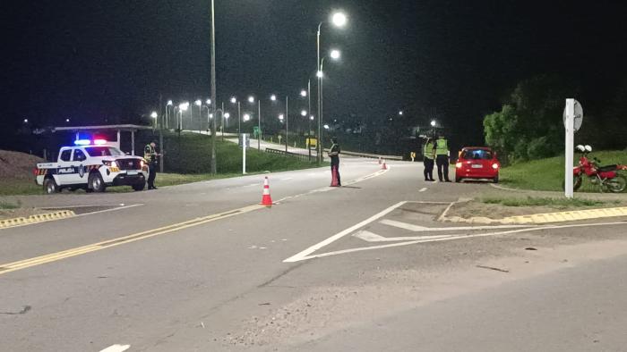 Control policial en ruta Control policial en ruta, un móvil policia y dos funcionarios identificando al conductor de un auto