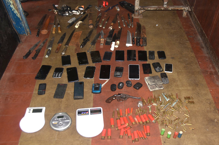 Cuchillos celulares relojes revolver municiones y balanzas de precision incautados por la policía. Cuchillos celulares relojes revolver municiones y balanzas de precision incautados por la policía.