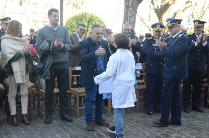 Jefe de Policía y alumno saludando al Intendente Jefe de Policía y alumno saludando al Intendente