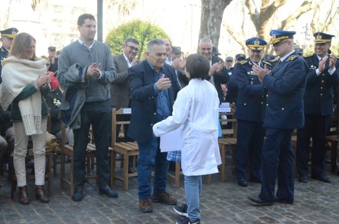 Jefe de Policía y alumno saludando al Intendente