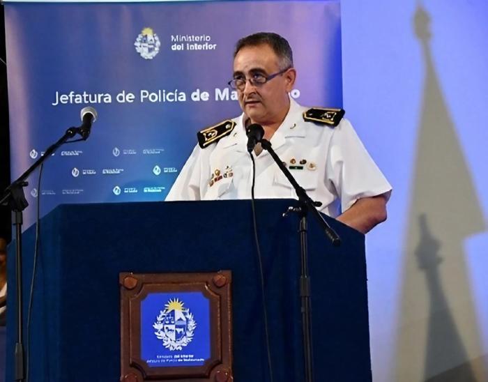 Jefe de Policía de Maldonado parado frente a un atril hablando