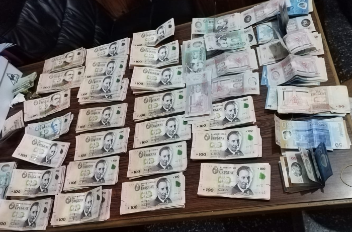 Dinero incautado tras hurto en Supermercado Céntrico de San José de Mayo.