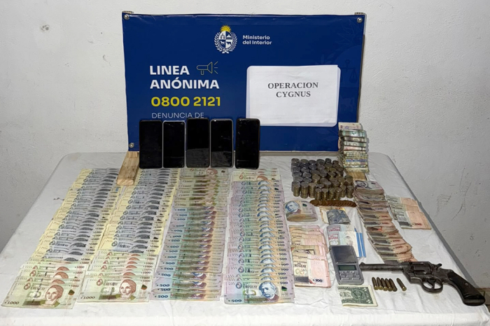 Dinero, revolver, municiones, celulares y balanza digital incautados por la policía.