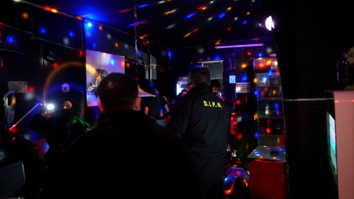 fotografía del allanamiento a uno de los locales fotografía del allanamiento a uno de los locales