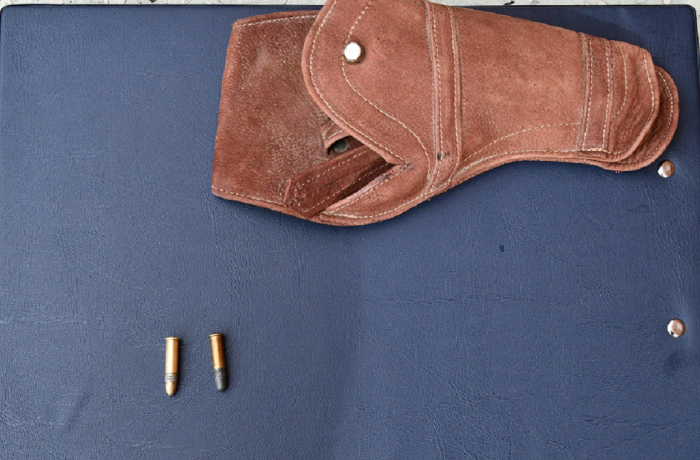 Incautación de funda de arma de fuego y municiones sin detonar.