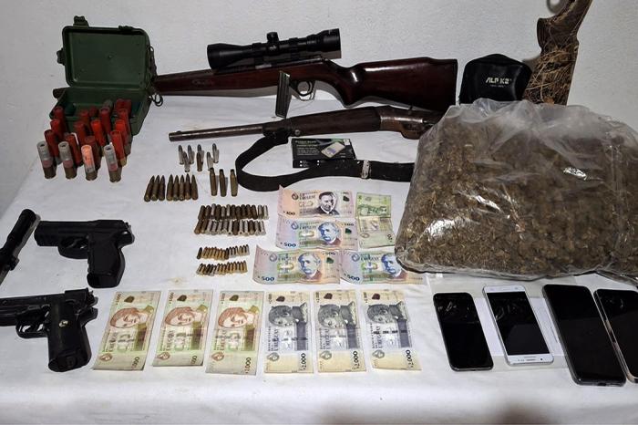 Droga, celulares, dinero, armas y municiones incautadas.