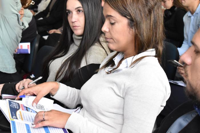 Funcionarias con folletería informativa