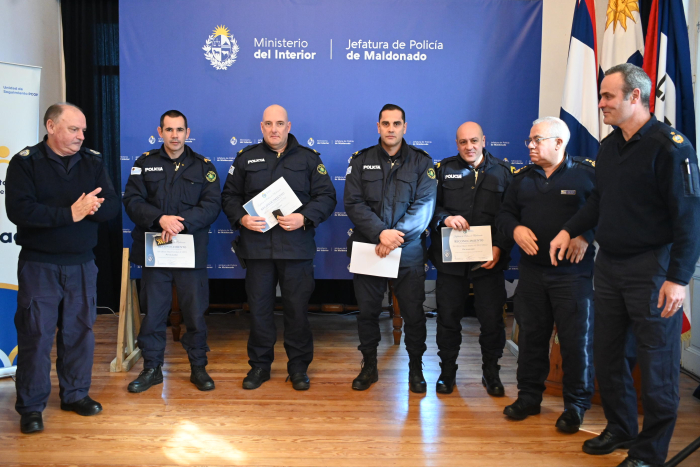 Policías reconocidos con el comando jefaturial