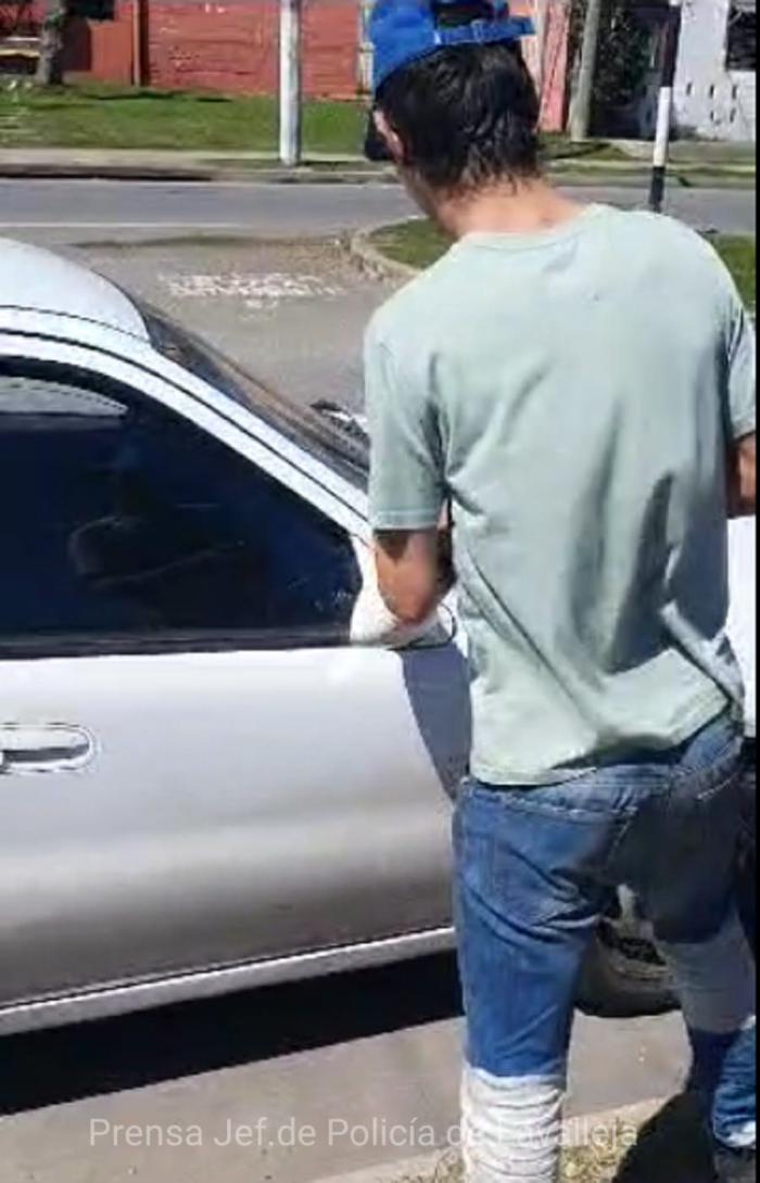 Detenido de camiseta verde agua, gorra y vaquero