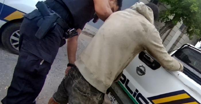 Detenido de capucha con las manos en el móvil