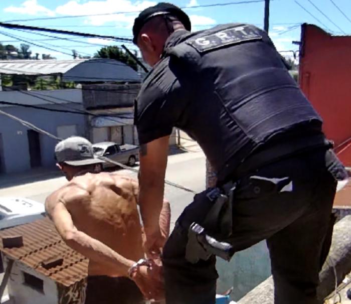 . Detenido esposado bajando de una azotea Detenido esposado bajando de una azotea
