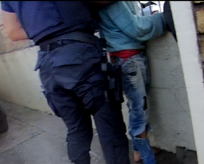 Detenido por hurto pasandole revista Detenido por hurto pasandole revista