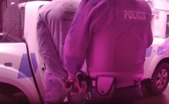 Detenido esposado hacia atrás ingresando a móvil