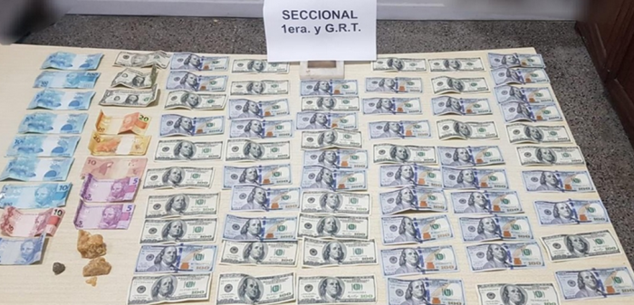 Dinero: reales y dólares americanos y pasta base.