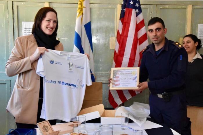 Director de la Unidad 18 y la Embajadora de Estados Unidos 