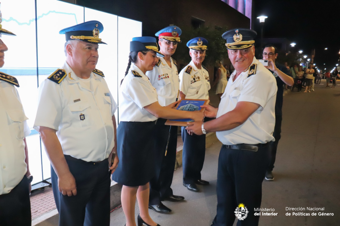Entrega de premio a la Sra. Encargada Comisario General Angelina Ferreira. Entrega de premio a la Sra. Encargada Comisario General Angelina Ferreira.