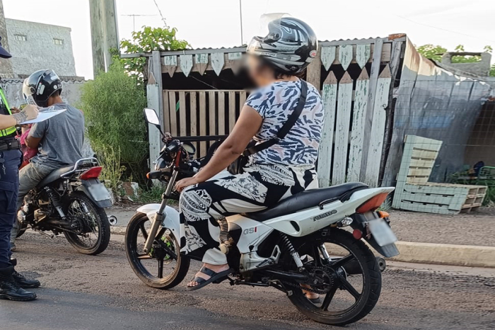 Dos motos con un ocupante cada una siendo controlados por la policía.