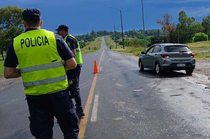 Dos policías realizando control en ruta. Dos policías realizando control en ruta.