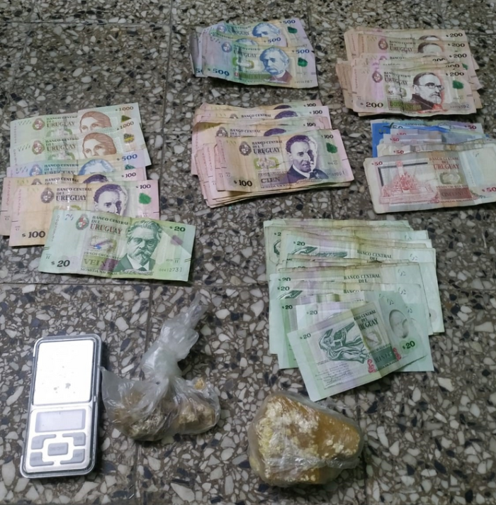 Dinero en efectivo, balanza de precisión y pasta base.