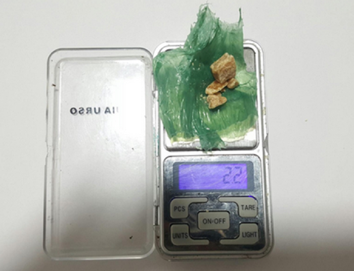 Envoltorio de nylon de color verde con trozos de piedra sólida de pasta base.