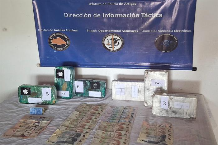 Droga y dinero incautado por la Policía. Droga y dinero incautado por la Policía.