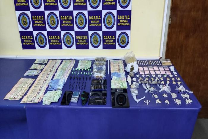 Droga, dinero y otros objetos incautados Droga, dinero y otros objetos incautados