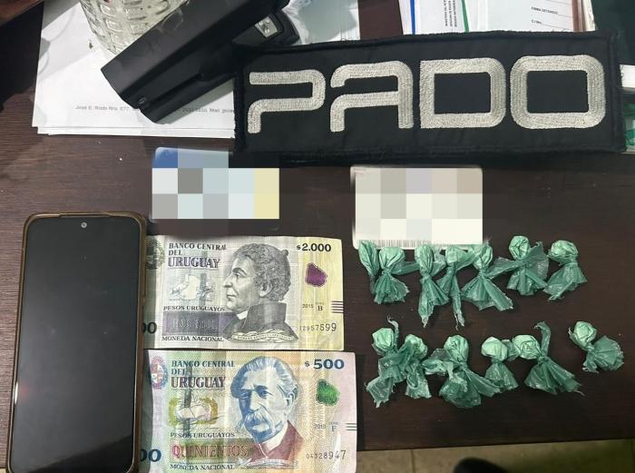 Dinero, droga y teléfono celulares incautados por personal policial.