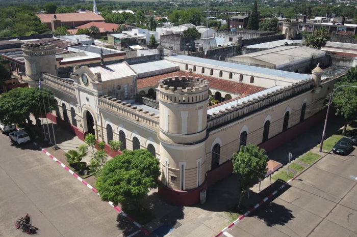 Edificio de Jefatura de Policía de Artigas vista aérea de costado Edificio de Jefatura de Policía de Artigas