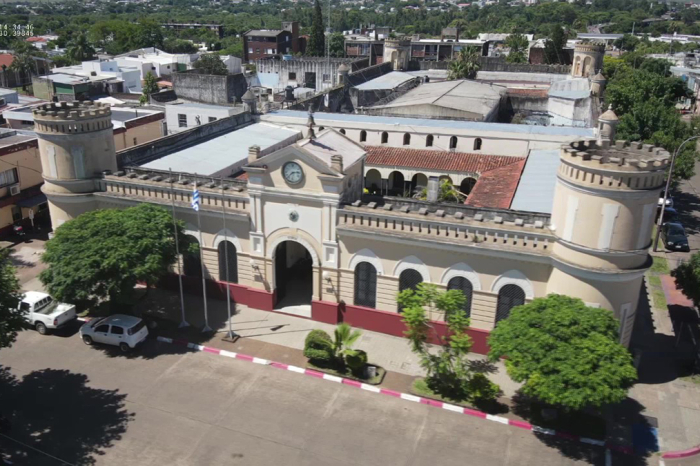 Edificio de Jefatura de Policía de Artigas vista aérea de la esquina Edificio de Jefatura de Policía de Artigas vista aérea de la esquina