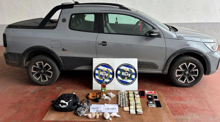 Imagen de vehículo, drogas, dinero y demás efectos incautados 