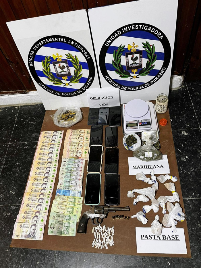 Arma, droga, dinero, celulares, balaza de precisión y municiones incautadas 