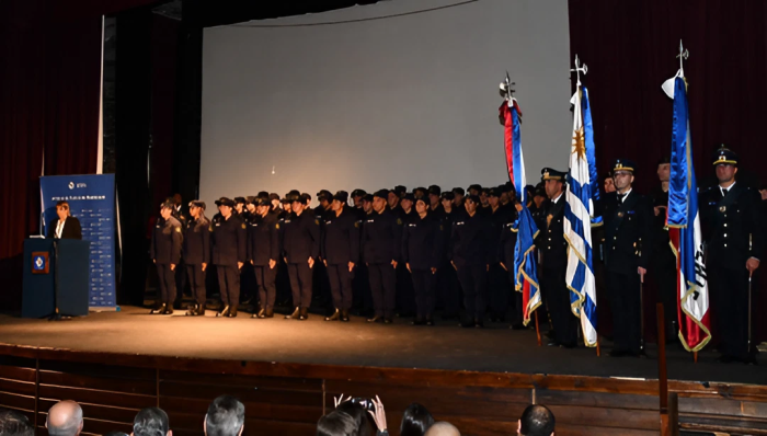 Formación de policias egresados junto a los pabellones en el Teatro Cantegril