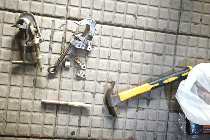 Un martillo y ganchos de metal.