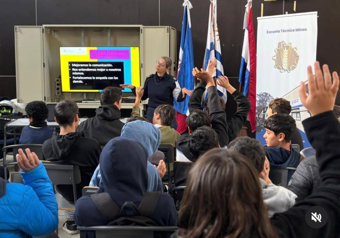 encargada de policía comunitaria exponiendo en UTU Minas