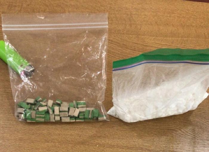 Dos envoltorios de nylon con éxtasios y cocaína Dos envoltorios de nylon con éxtasios y cocaína