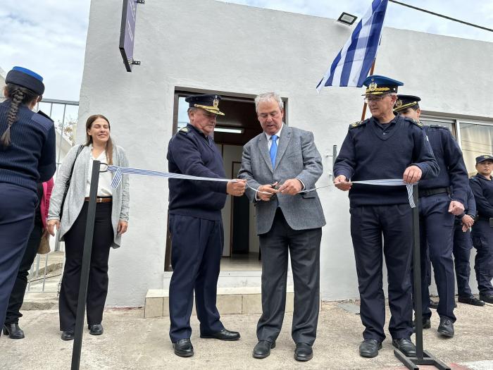 Ministro realiza el corte de cinta junto a Victor Trezza y Azambuya