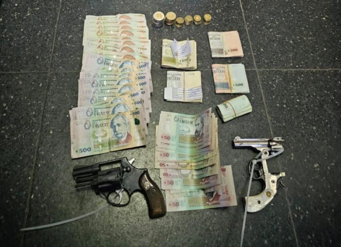 armas y dinero incautado a los delincuentes