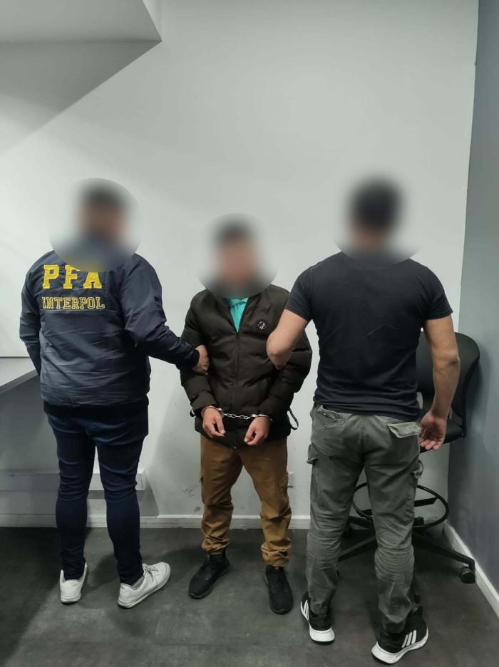 Detenido por ser extraditado.