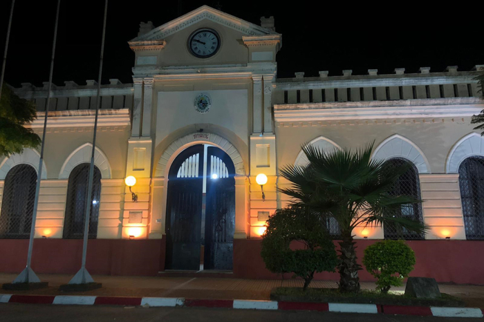 Fachada del Edificio de Jefatura decorado con luces amarillas