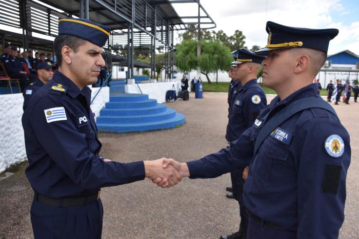  Entrega de Insignias por parte del Señor Director Nacional de la Educación Policial Comisar