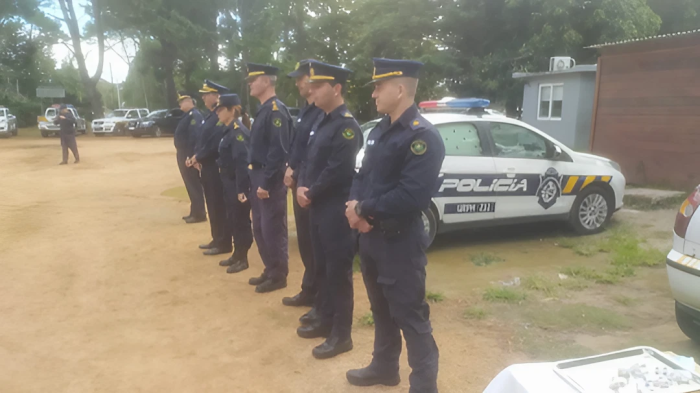 Formación de Policías de Zona Operacional II recibiendo los Pin de años de servicio