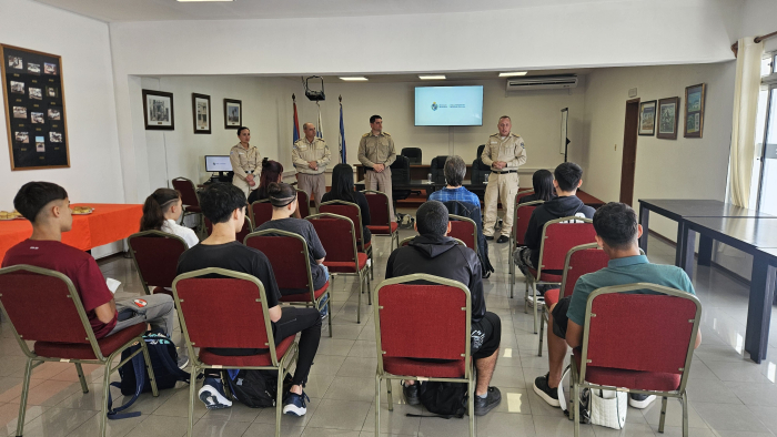 Policía Caminera recibió a alumnos de la Escuela Técnica Flor de Maroñas Policía Caminera recibió a alumnos de la Escuela Técnica Flor de Maroñas