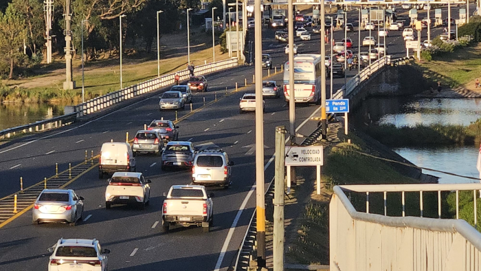 Circulación vehicular en el peaje del arroyo Pando por Ruta Interbalnearia