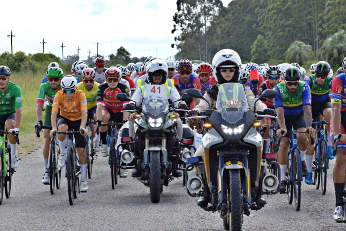 Por primera vez, una motociclista de Caminera canaliza el tránsito en la Vuelta Ciclista