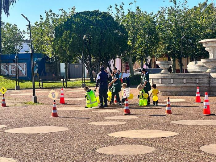 Fotografía de niños del Colegio Blomfield usando una pista didáctica para educación vial.