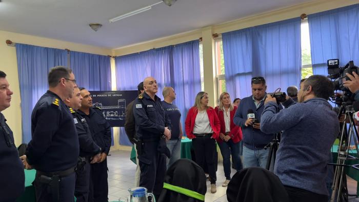 Fotografía del Señor Sub Jefe de Policía Comisario Mayor Eduardio Lima y demás autoridades en confer