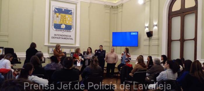 Grupo de personas participando en jornada de capacitación en Durazno