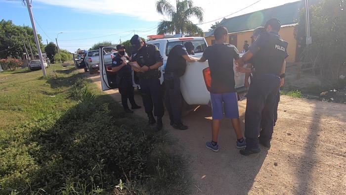 Policias con un hombre detenido Policias con un hombre detenido