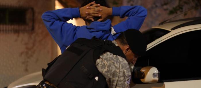 Guardia de la Republica con detenido con brazos a la nuca Guardia de la Republica con detenido con brazos a la nuca