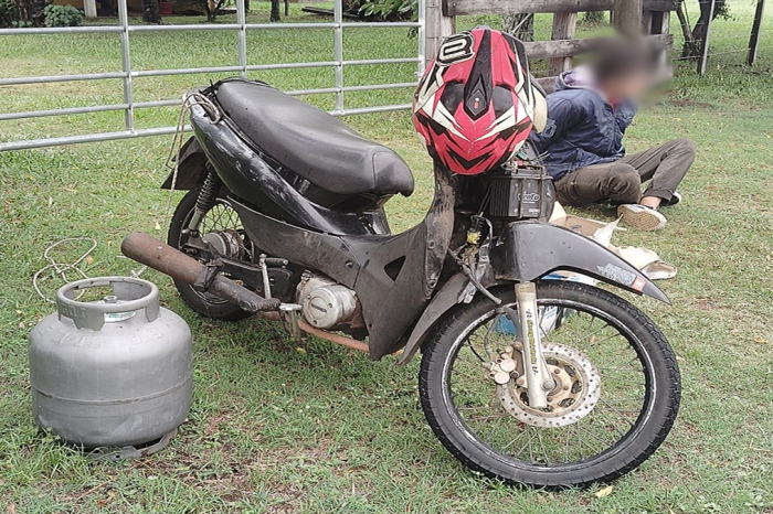 Hombre detenido in fraganti delito por la policía.